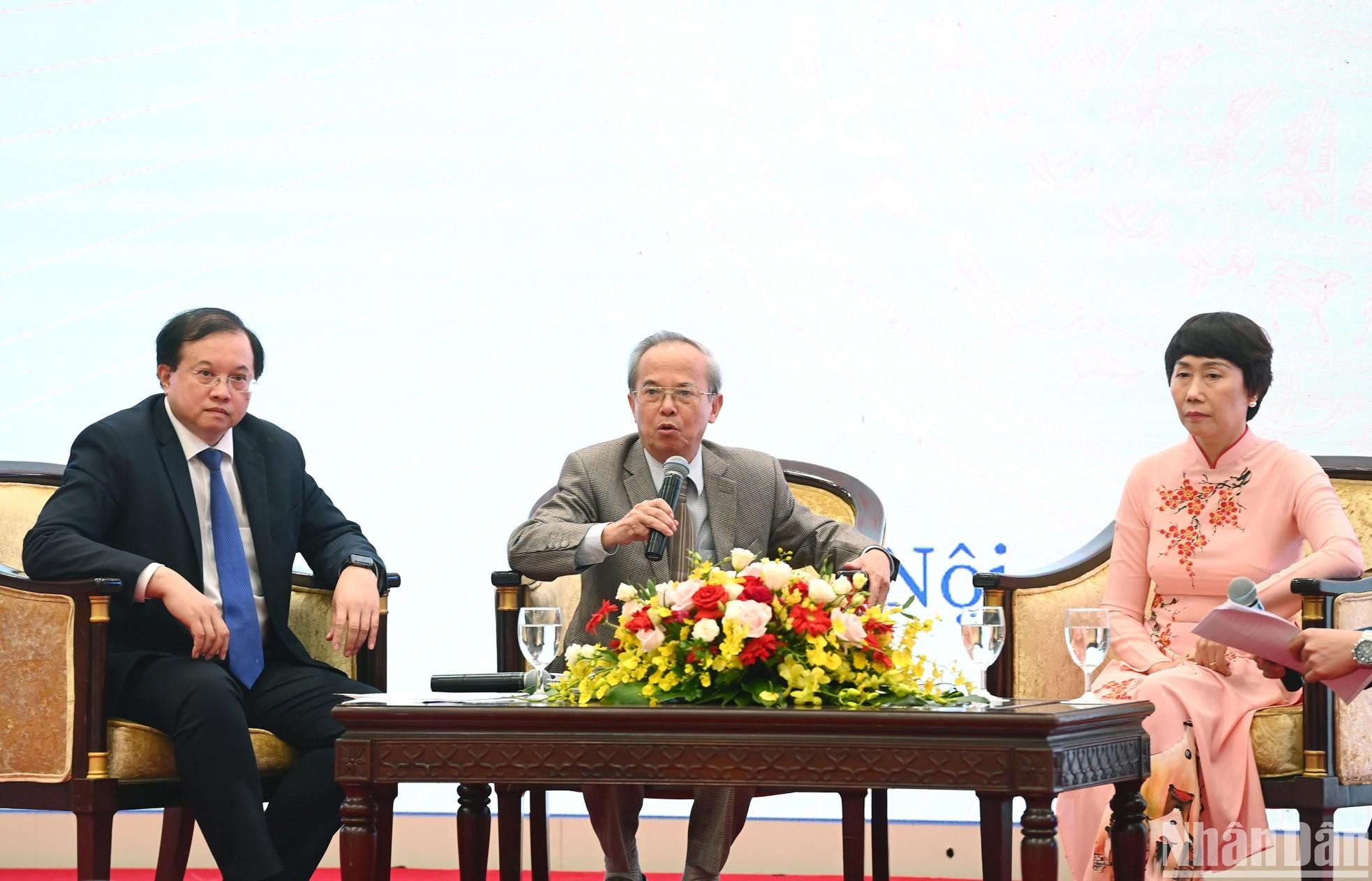 El profesor y doctor Dinh Xuan Dung, ex vicepresidente encargado del Consejo Central de Teoría y Crítica de Literatura y Artes, responde a las preguntas de los asistentes. El profesor y doctor Dinh Xuan Dung, ex vicepresidente encargado del Consejo Central de Teoría y Crítica de Literatura y Artes, responde a las preguntas de los asistentes.