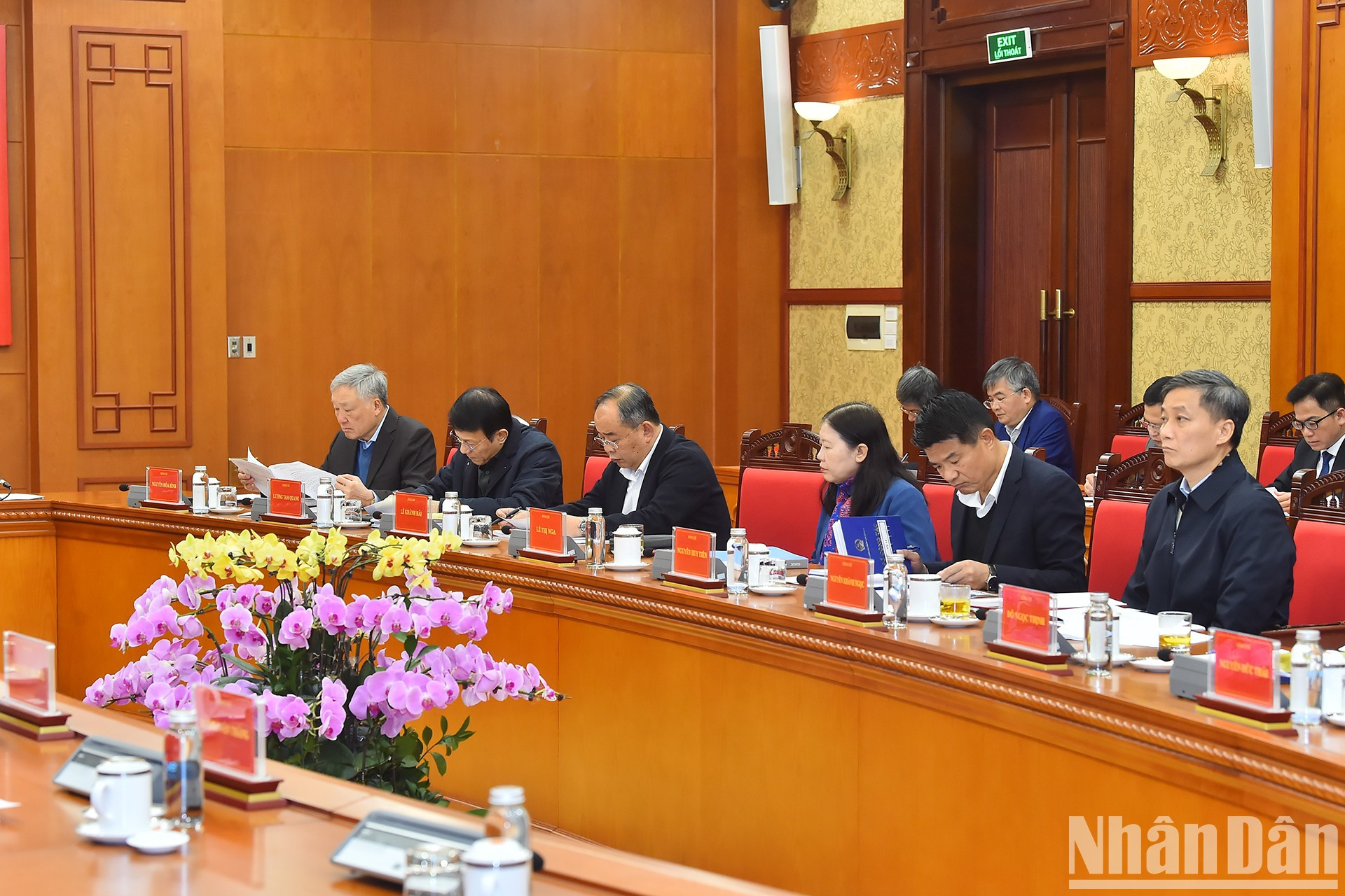 El miembro del Buró Político, viceprimer ministro permanente, Nguyen Hoa Binh, con otros asistentes al evento. El miembro del Buró Político, viceprimer ministro permanente, Nguyen Hoa Binh, con otros asistentes al evento.