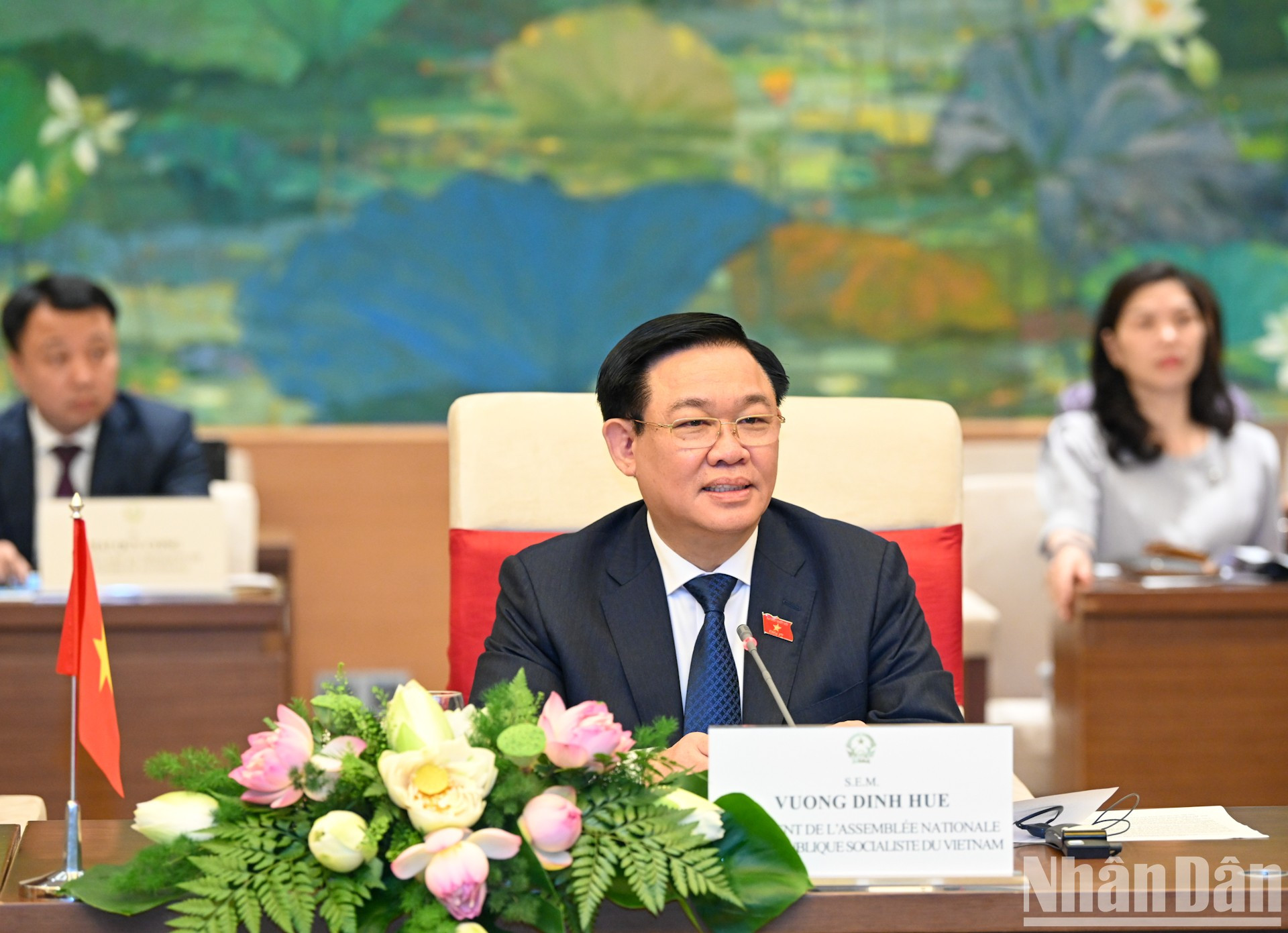 Dinh Hue interviene en la reunión.