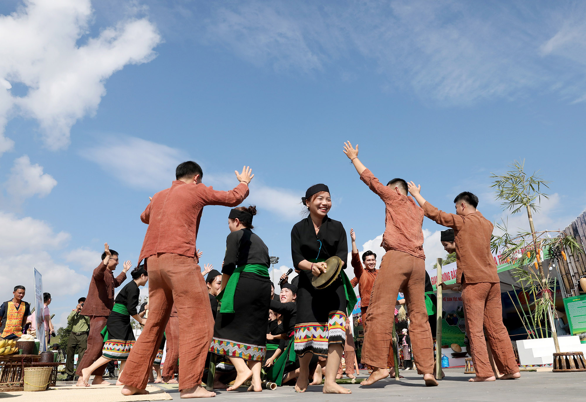Chicas y chicos de O Du bailan en el evento. Chicas y chicos de O Du bailan en el evento.