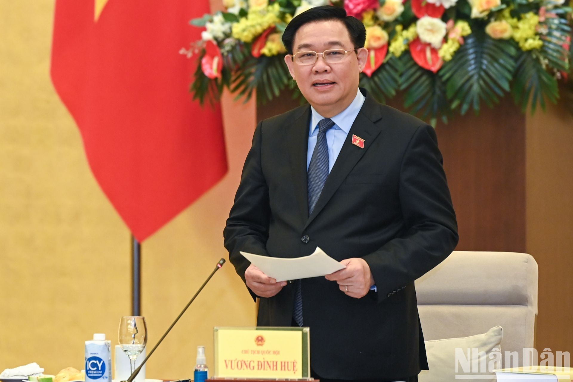 Vuong Dinh Hue, presidente de la Asamblea Nacional, habla en la reunión.