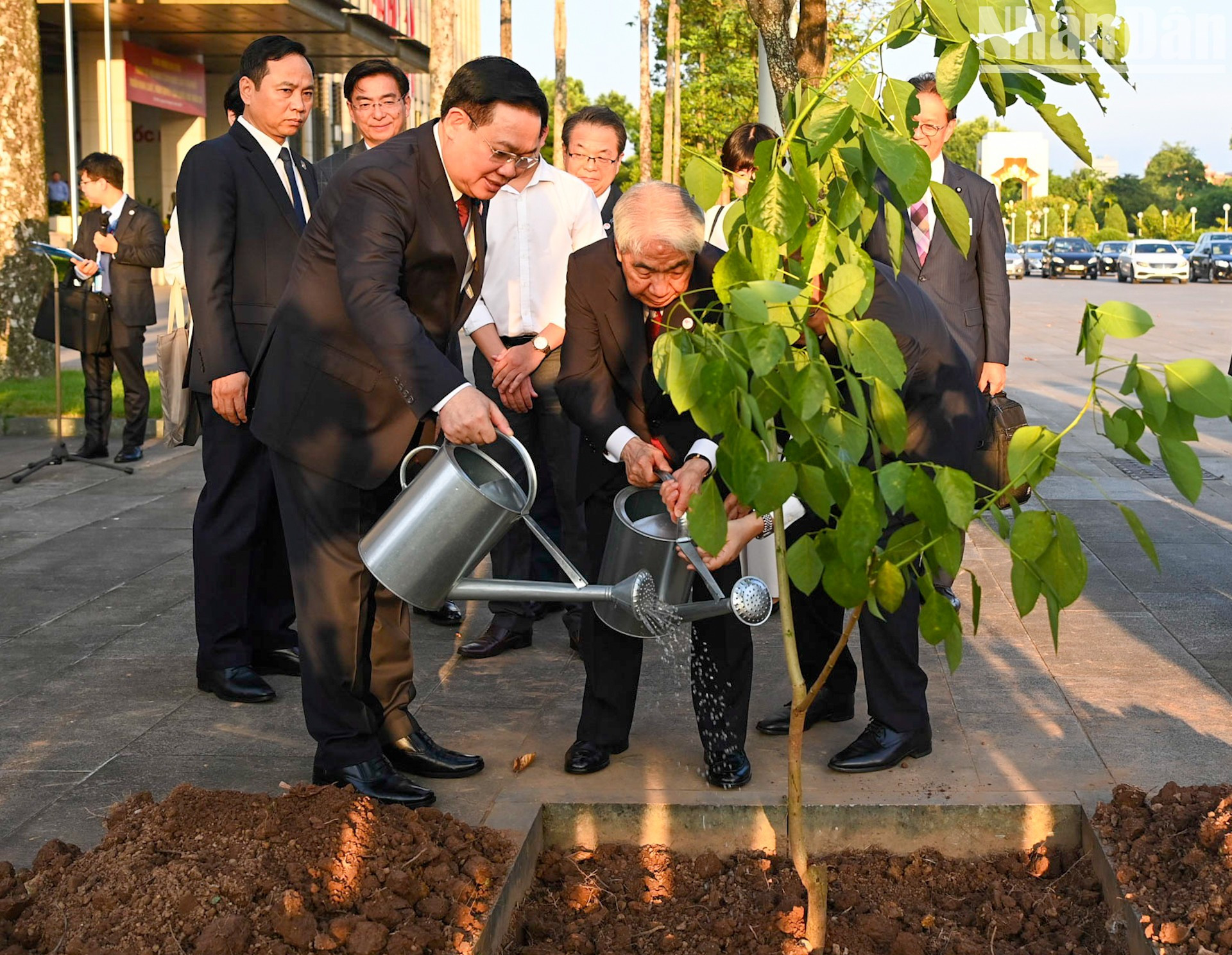 El presidente de la Asamblea Nacional de Vietnam, Vuong Dinh Hue, y el titular de la Cámara de Consejeros de Japón, Otsuji Hidehisa, plantan el árbol de Osaka rojo. El presidente de la Asamblea Nacional de Vietnam, Vuong Dinh Hue, y el titular de la Cámara de Consejeros de Japón, Otsuji Hidehisa, plantan el árbol de Osaka rojo.