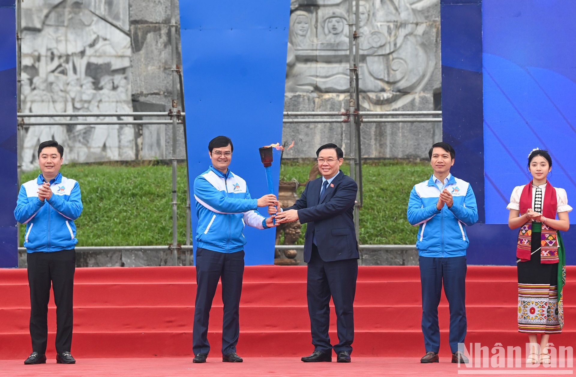 Dinh Hue entrega la antorcha a Bui Quang Huy, primer secretario del Comité Central de la Unión de Jóvenes Comunistas Ho Chi Minh.