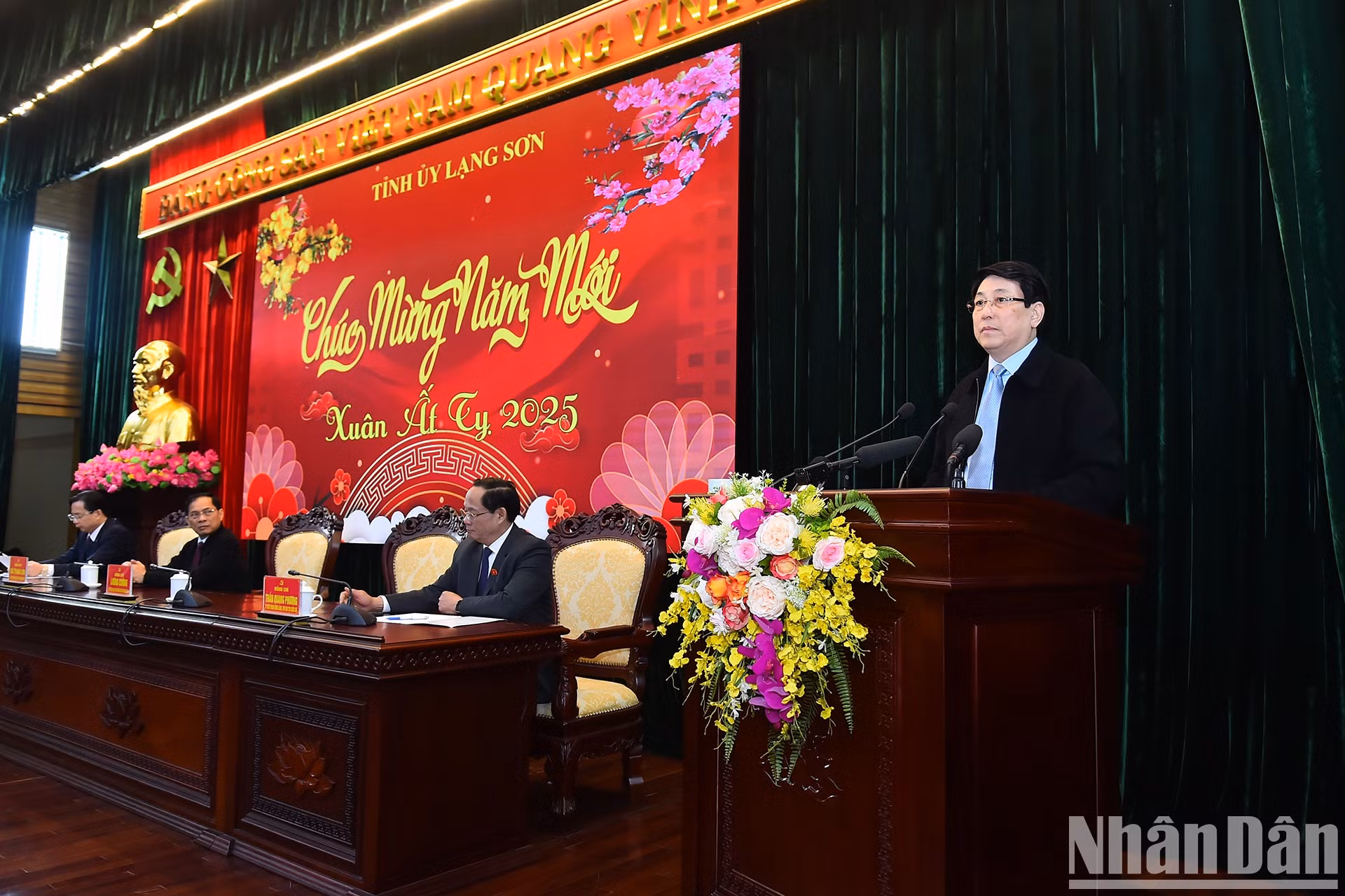 Luong Cuong interviene en la reunión. Luong Cuong interviene en la reunión.