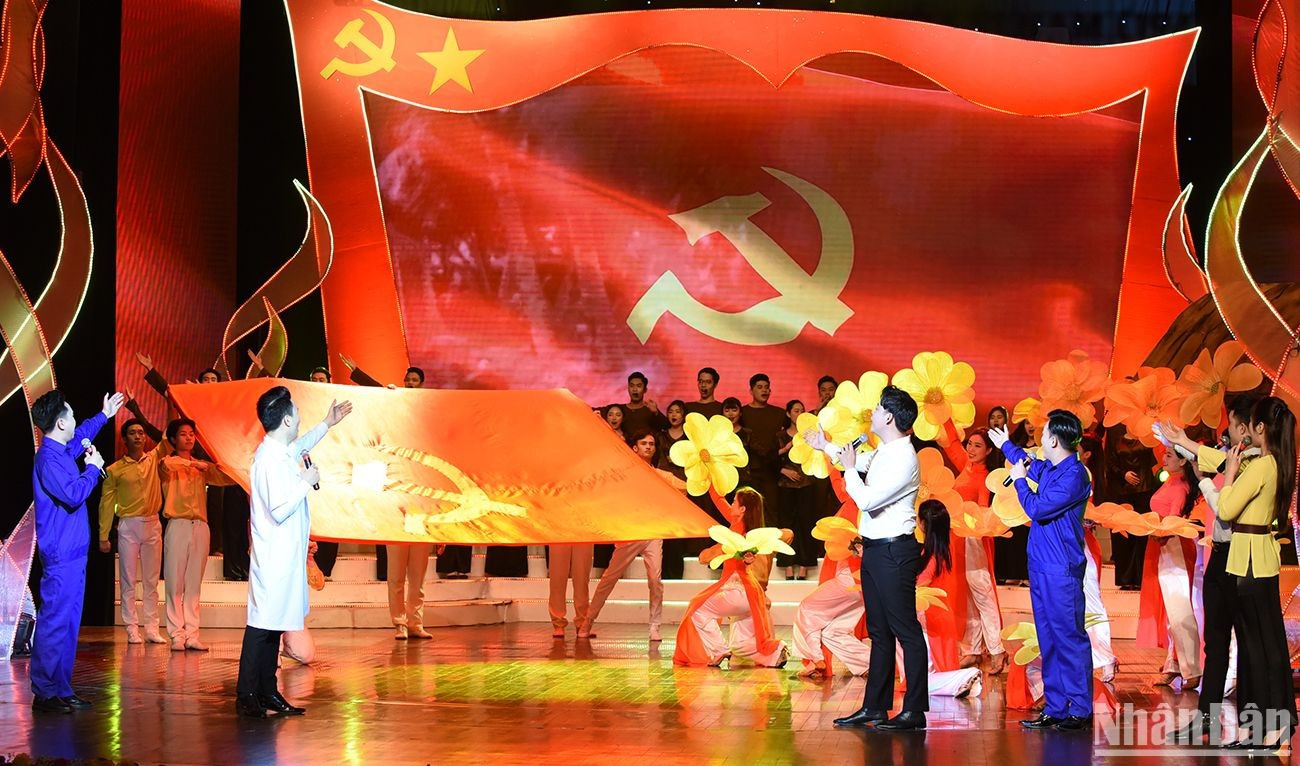 A través del lenguaje del arte, los artistas recrean las huellas históricas y la omnipresencia del Esquema Cultural durante los últimos 80 años.