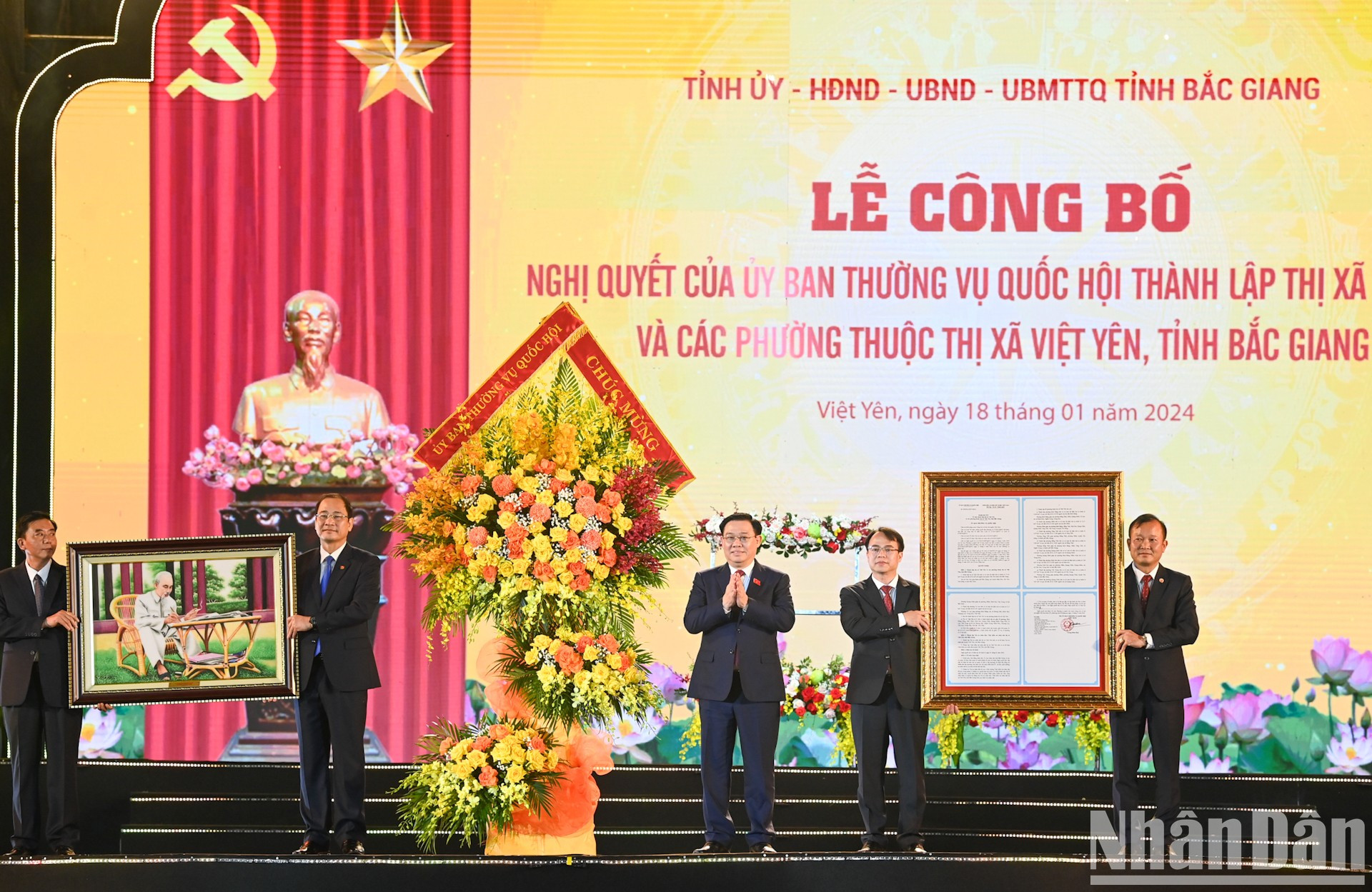 Dinh Hue felicita a Viet Yen.