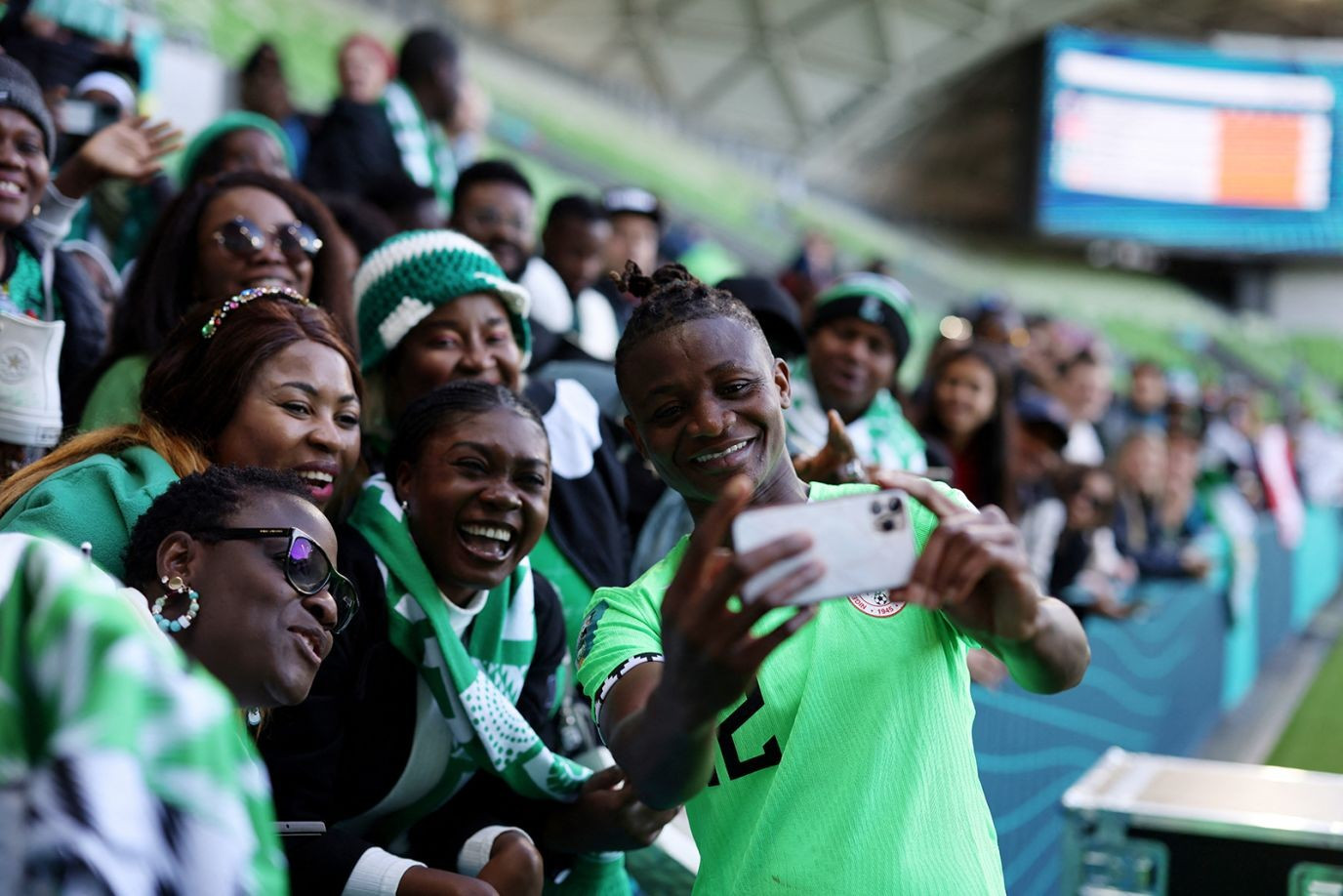 La jugada Uchenna Kanu, de Nigeria, se toma un selfie con los aficionados después del empate 0-0 contra Canadá. La jugada Uchenna Kanu, de Nigeria, se toma un selfie con los aficionados después del empate 0-0 contra Canadá.