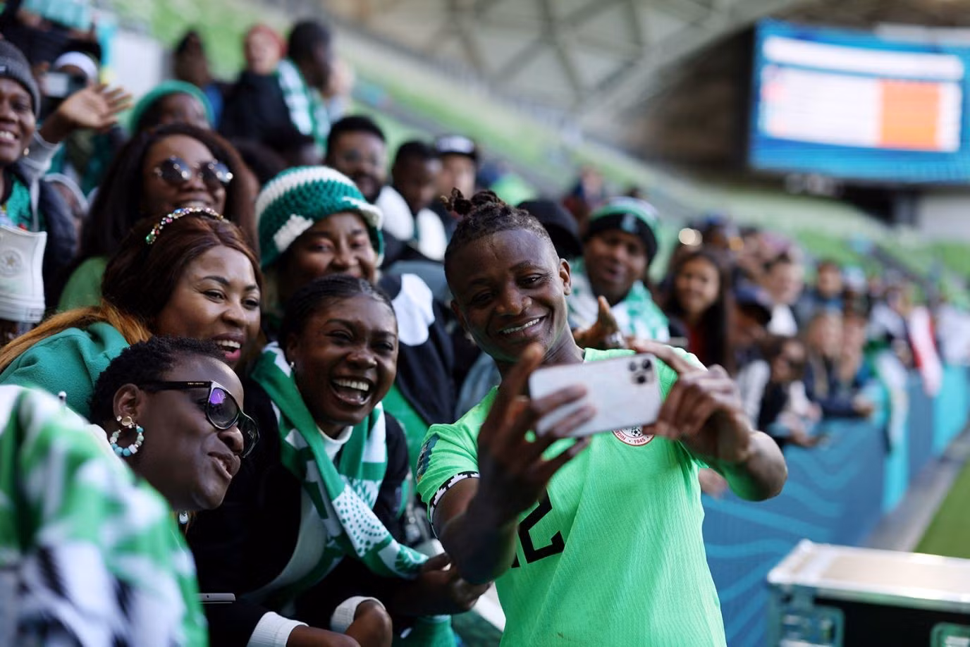 La jugada Uchenna Kanu, de Nigeria, se toma un selfie con los aficionados después del empate 0-0 contra Canadá.