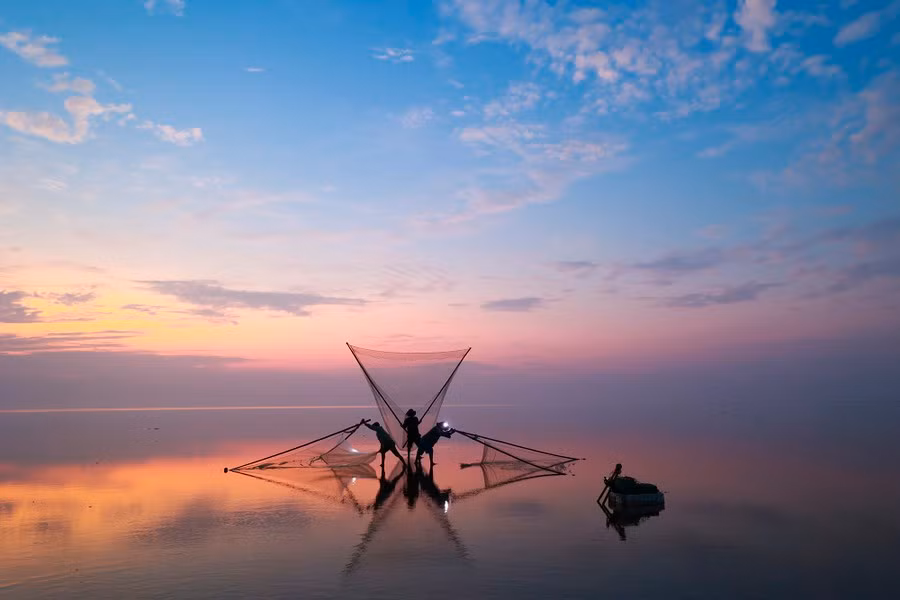 En los días sin viento, la playa en calma y sin olas crea el "mar infinito". En los días sin viento, la playa en calma y sin olas crea el "mar infinito".