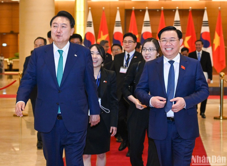 Dinh Hue conversa con el visitante surcoreno después de la reunión.