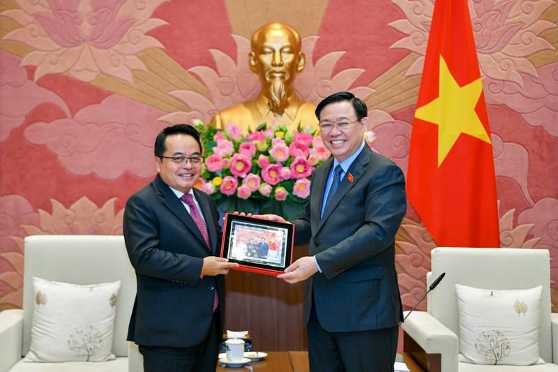 El líder legislativo de Vietnam entrega un regalo de recuerdo al dirigente laosiano. El líder legislativo de Vietnam entrega un regalo de recuerdo al dirigente laosiano.