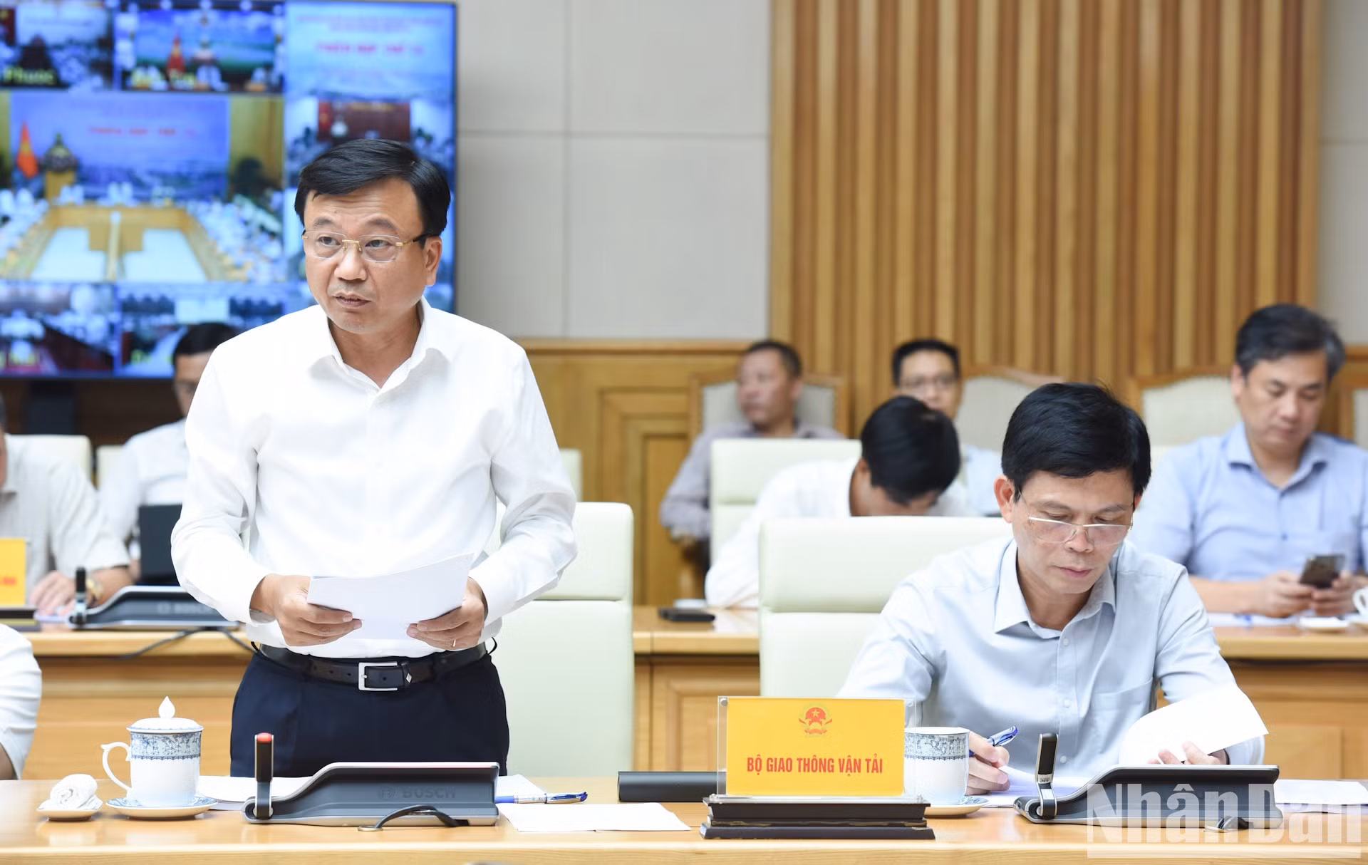 Un representante del Ministerio de Transporte presenta un informe sobre el progreso de la construcción de proyectos clave de transporte. Un representante del Ministerio de Transporte presenta un informe sobre el progreso de la construcción de proyectos clave de transporte.