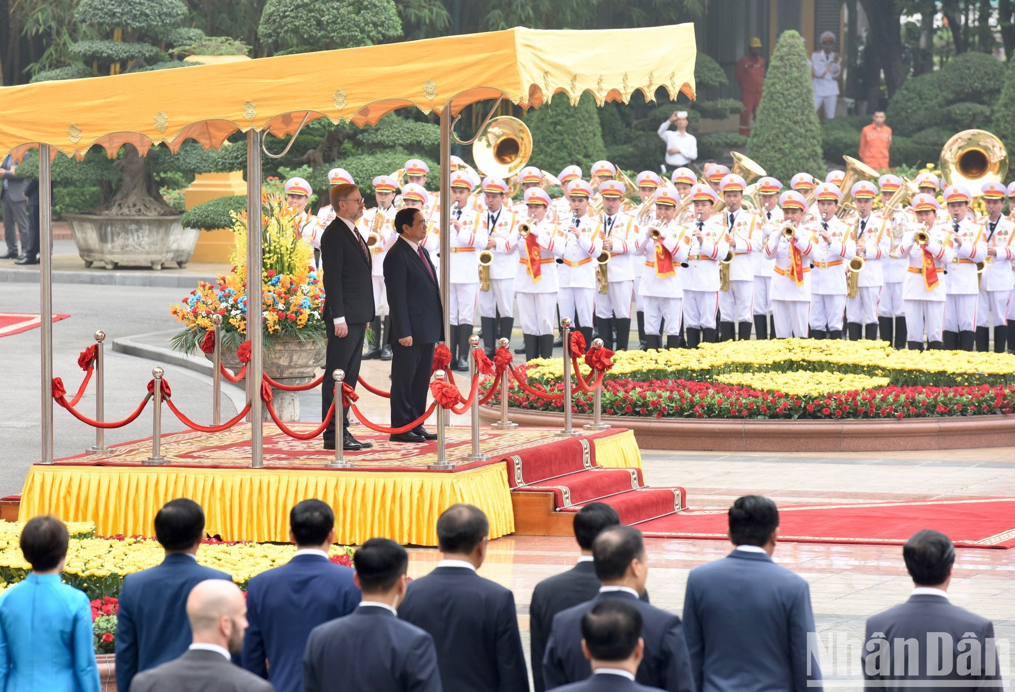 Los dos premieres se paran el podio de honor escuchando los himnos de los dos países. Los dos premieres se paran el podio de honor escuchando los himnos de los dos países.