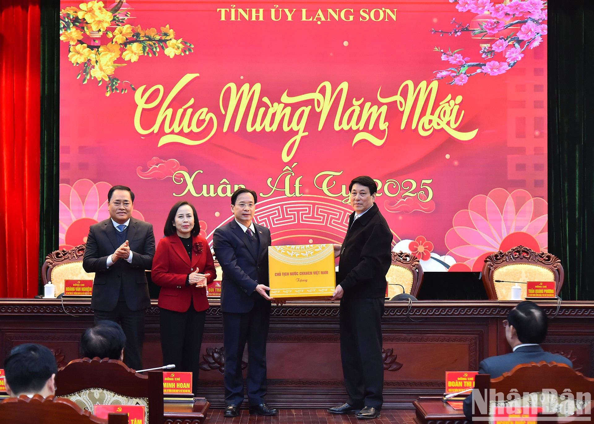 Luong Cuong entrega obsequios a la Junta Permanente del Comité del Partido en Lang Son. Luong Cuong entrega obsequios a la Junta Permanente del Comité del Partido en Lang Son.