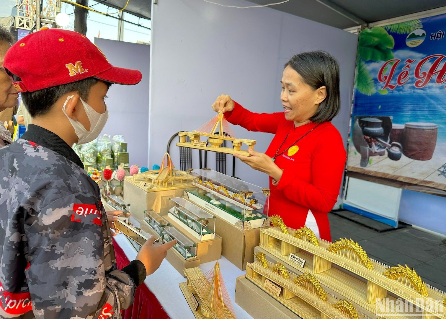 Los stands presentan productos típicos de Da Nang. Los stands presentan productos típicos de Da Nang.