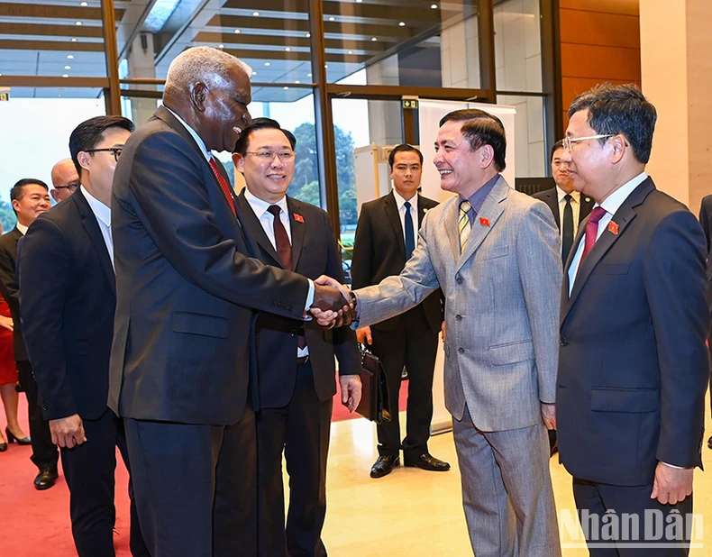 Dinh Hue presenta al titular del Legislativo cubano los delegados vietnamitas. Dinh Hue presenta al titular del Legislativo cubano los delegados vietnamitas.