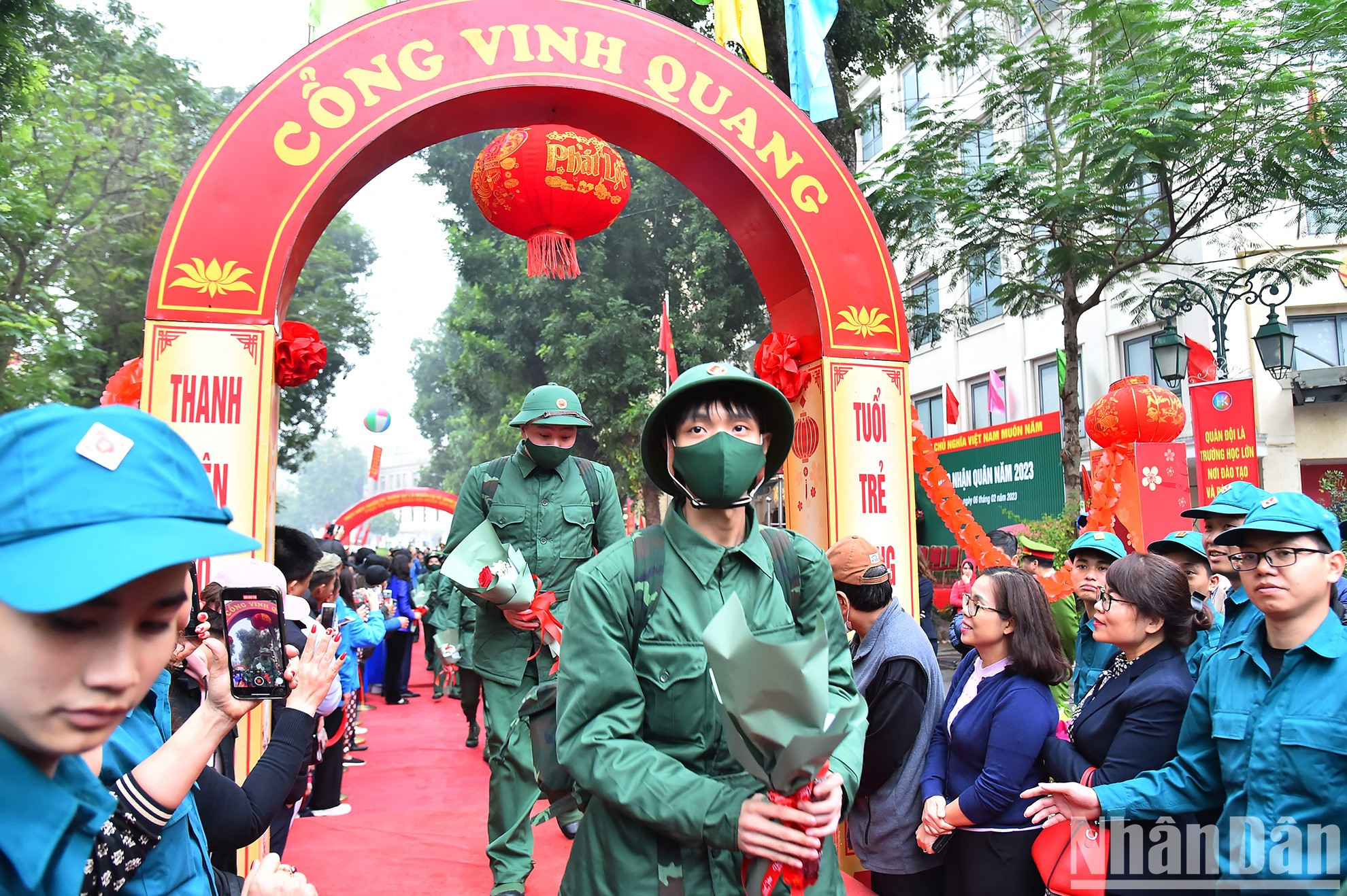 Los reclutas cruzan la Puerta de la Gloria. Los reclutas cruzan la Puerta de la Gloria.