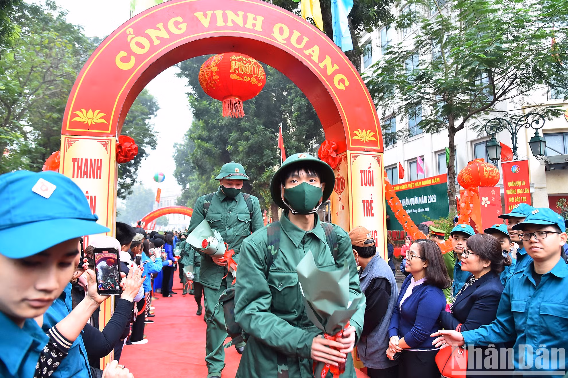 Los reclutas cruzan la Puerta de la Gloria. Los reclutas cruzan la Puerta de la Gloria.