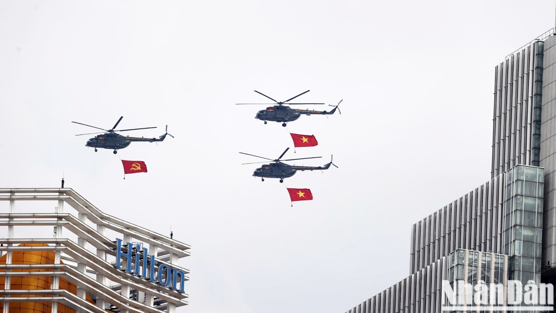 Fuerza aérea ensaya el izamiento de la bandera en el cielo de Ciudad Ho Chi Minh