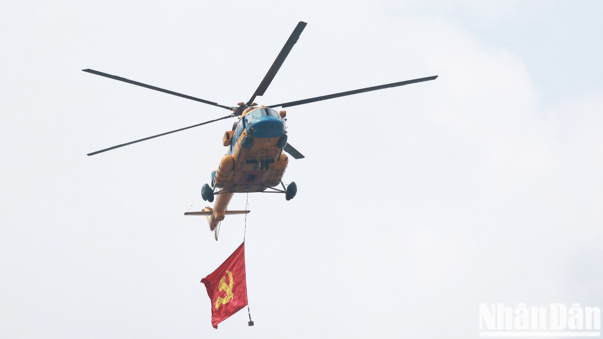 Helicóptero ensaya en el cielo de Ciudad Ho Chi Minh.