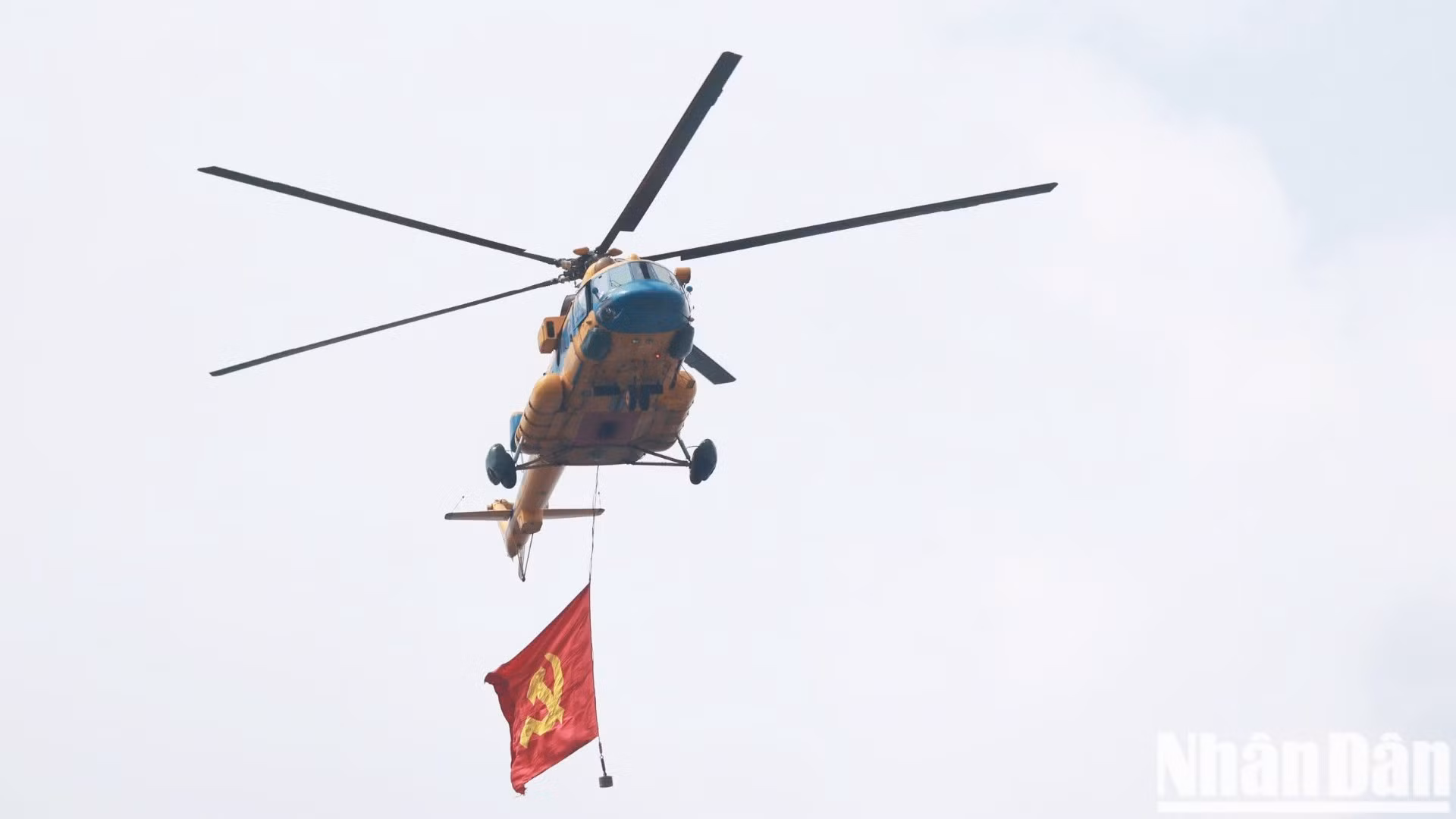 Helicóptero ensaya en el cielo de Ciudad Ho Chi Minh. Helicóptero ensaya en el cielo de Ciudad Ho Chi Minh.