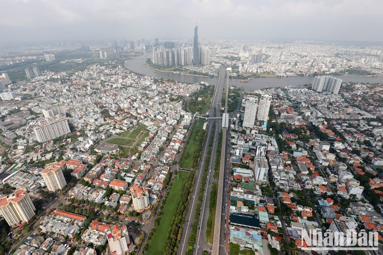 La línea 1 del metro (Ben Thanh-Suoi Tien) pasa por numerosos lugares de interés. La línea 1 del metro (Ben Thanh-Suoi Tien) pasa por numerosos lugares de interés.