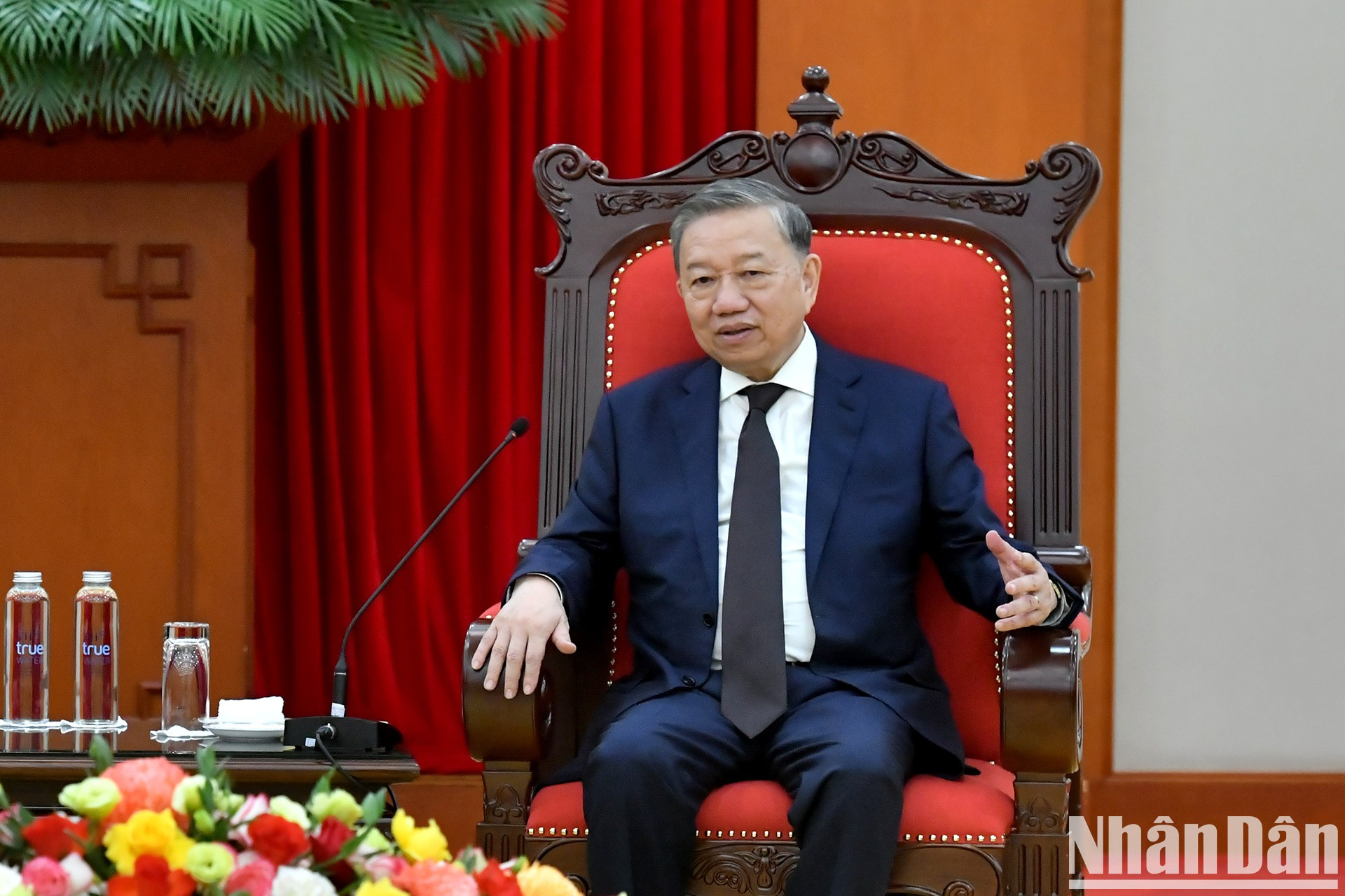 To Lam habla en la cita. To Lam habla en la cita.