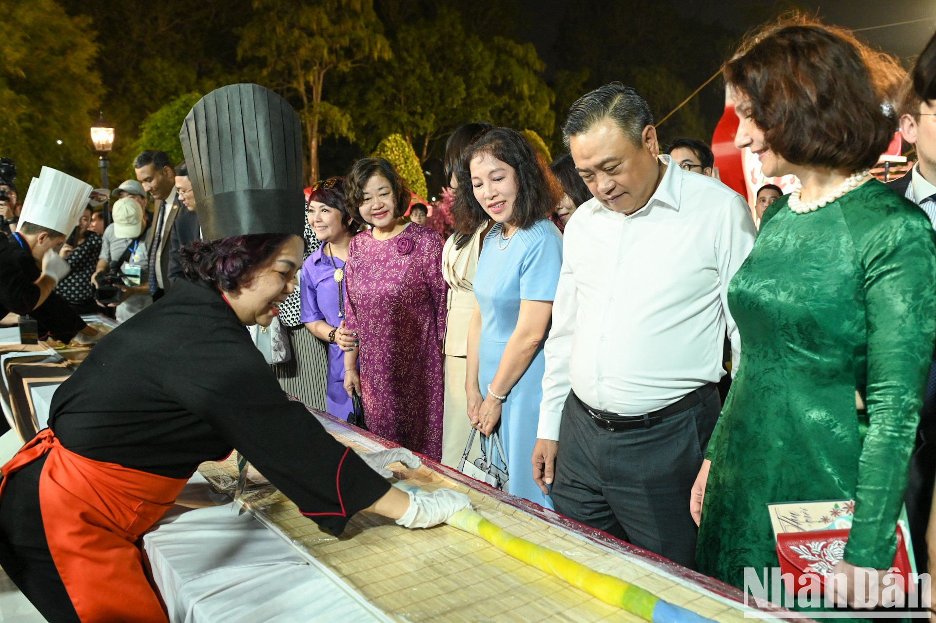 Los delegados visitan los puestos de pho tradicional.