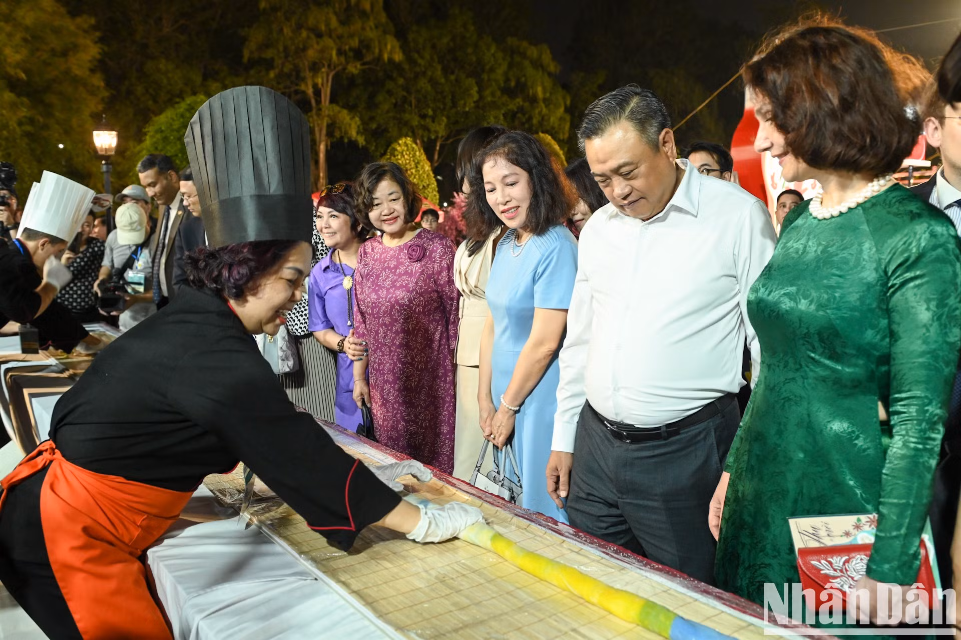 Los delegados visitan los puestos de pho tradicional.