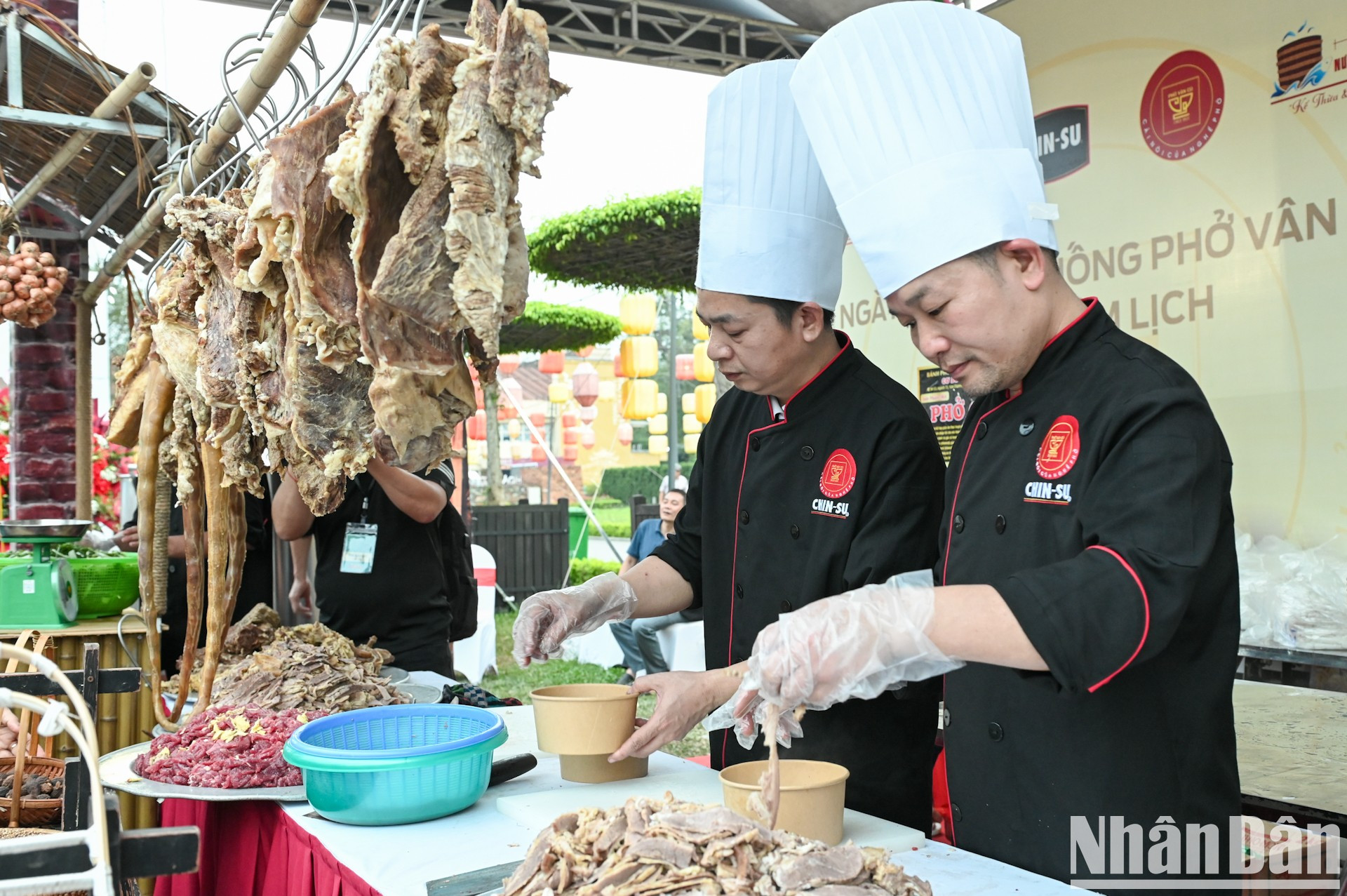 Los chefs tienen los ingredientes listos para servir a los visitantes.
