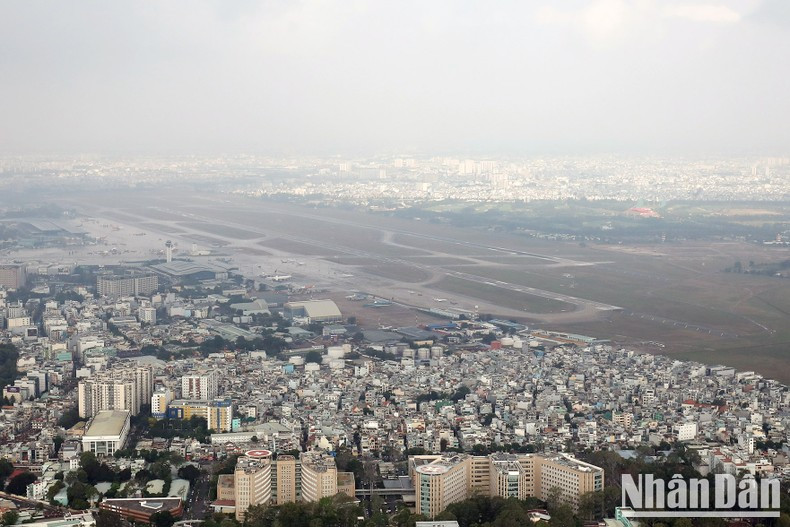 El aeropuerto internacional Tan Son Nhat suspende los vuelos cuando pasa el escuadrón de aviones. El aeropuerto internacional Tan Son Nhat suspende los vuelos cuando pasa el escuadrón de aviones.