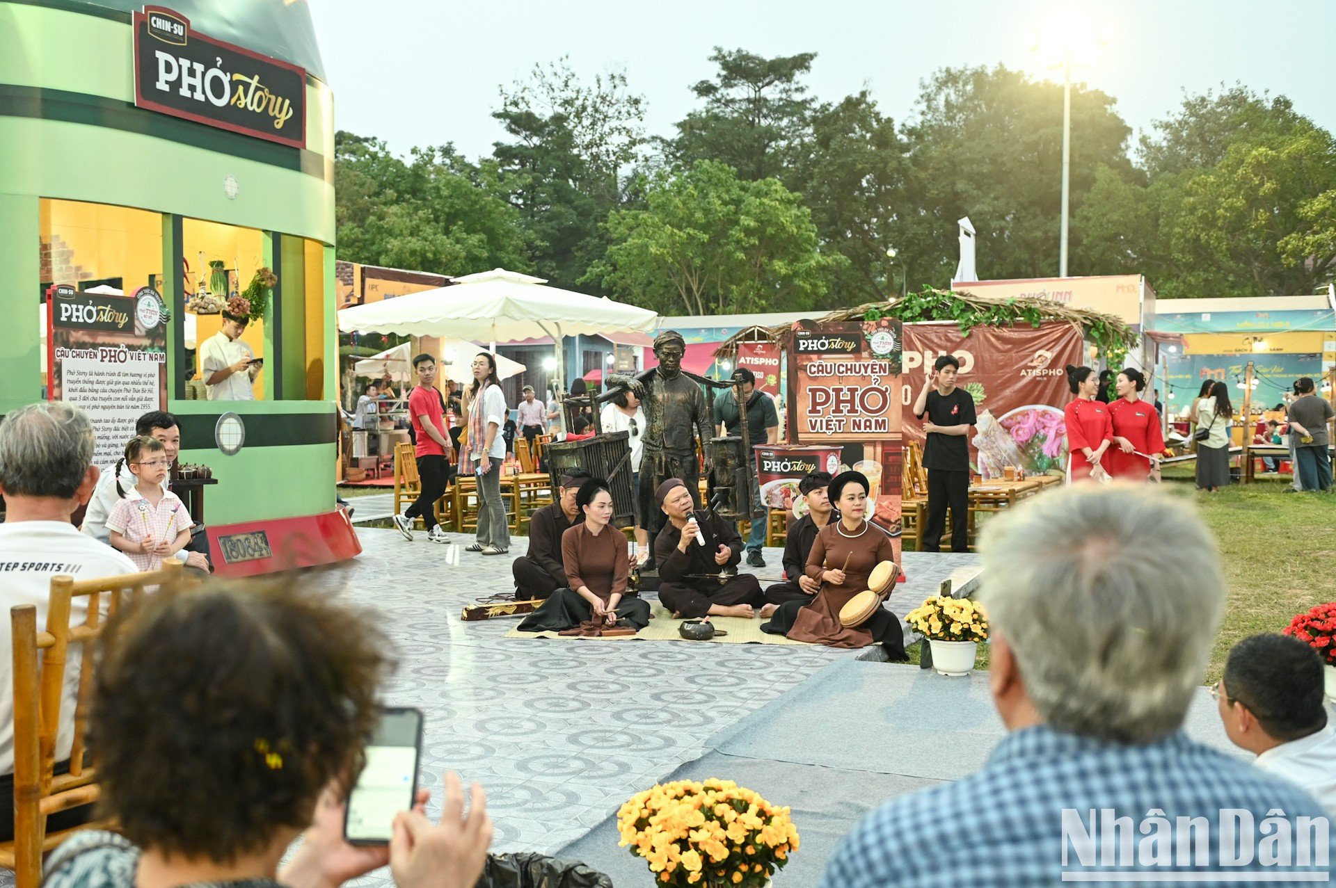 Además de disfrutar del pho, los visitantes también pueden visitar otros espacios culturales singulares de Vietnam.