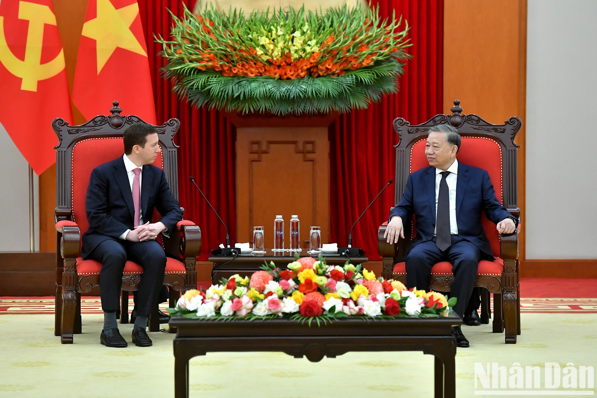 El secretario general del PCV, To Lam, y Jeffrey David Perlman, director ejecutivo del Fondo de inversión Warburg Pincus. El secretario general del PCV, To Lam, y Jeffrey David Perlman, director ejecutivo del Fondo de inversión Warburg Pincus.