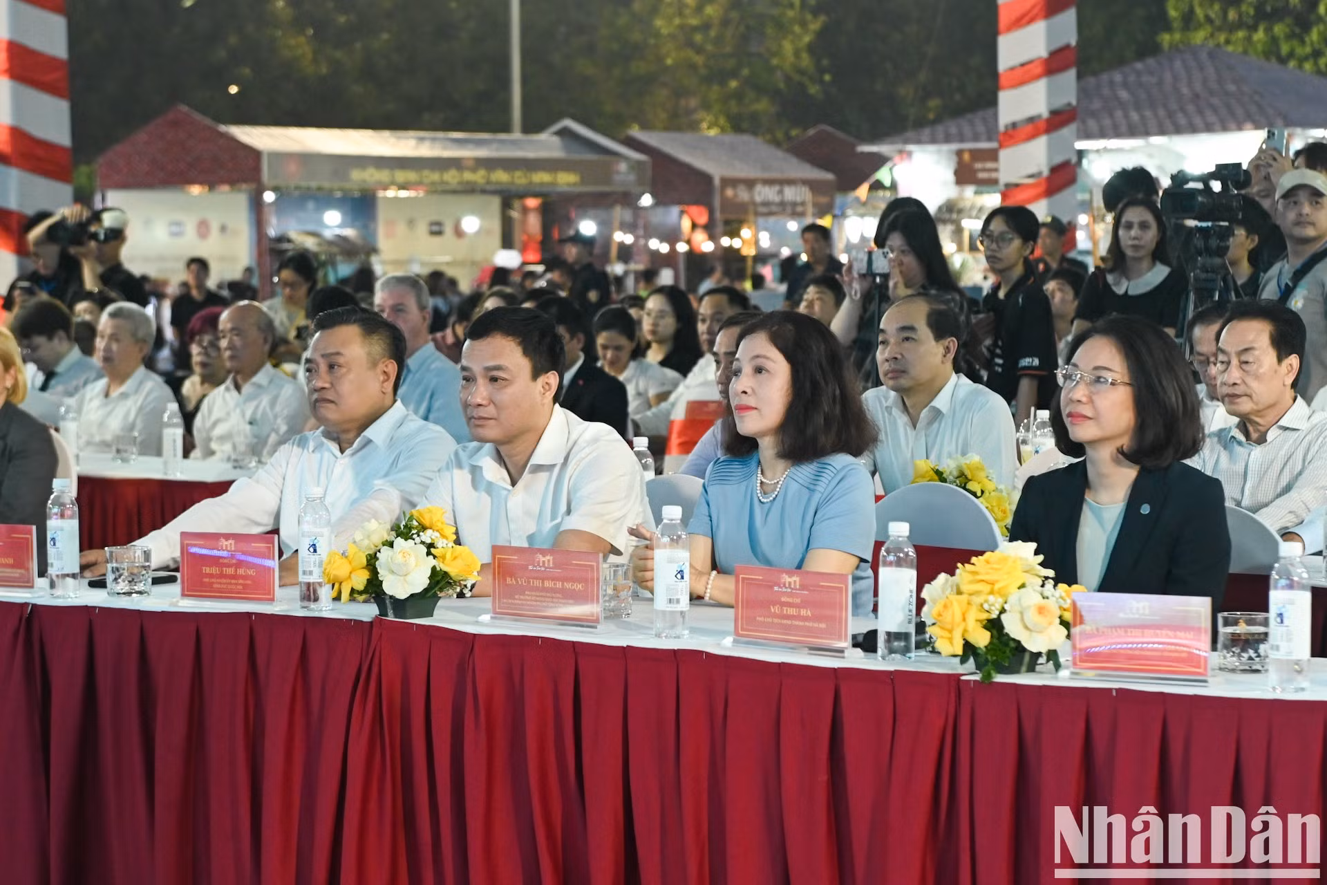 Asistentes a la ceremonia de apertura del festival.