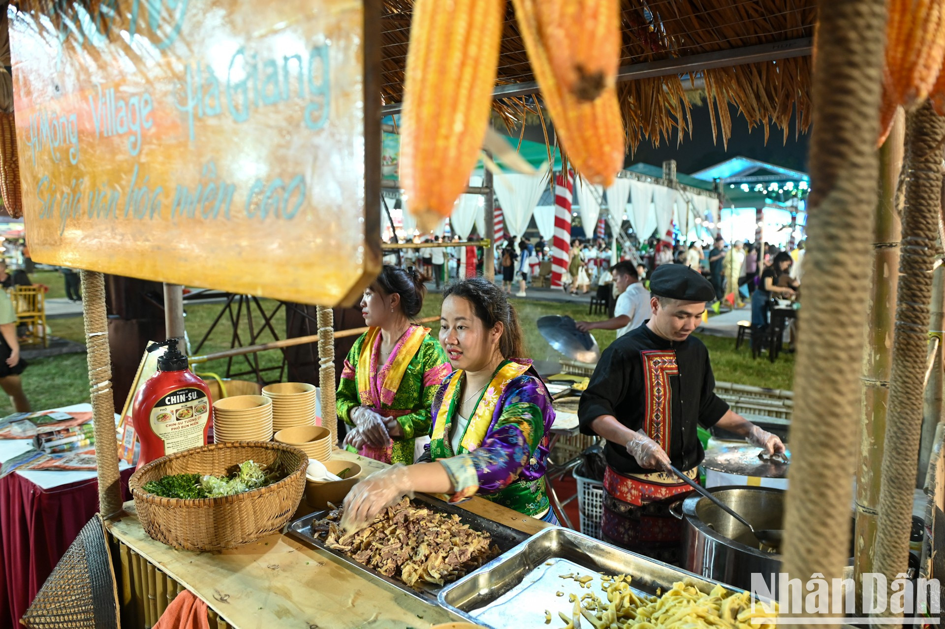 Además de los puestos de pho tradicional de las provincias y ciudades del Norte, algunos espacios que presentan el pho del Noroeste también atraen a un gran público.