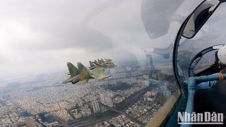 Vista de la ciudad desde la cabina de un caza Su-30 MK2.