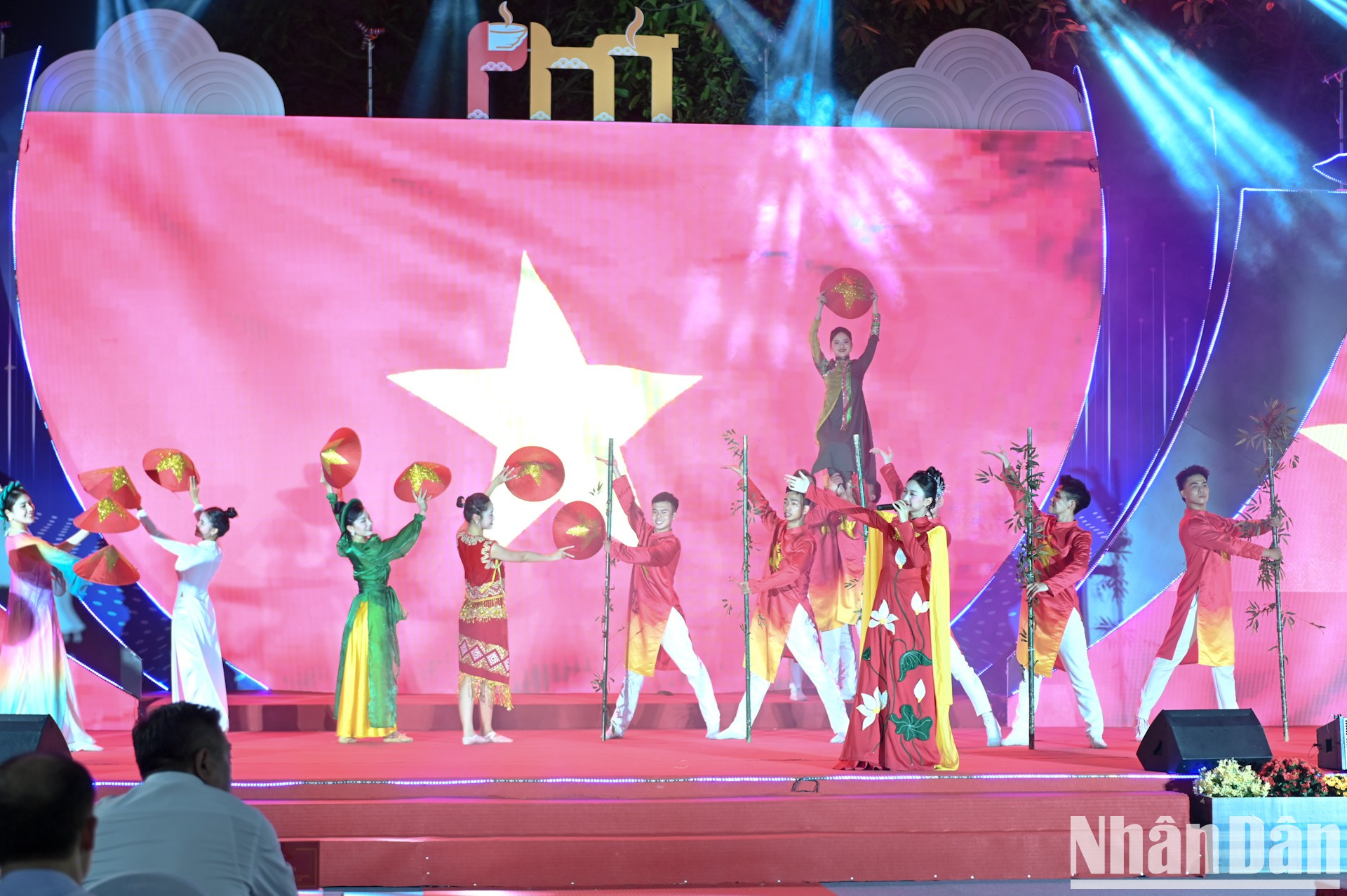 Actuación artística abre el Festival Pho 2025.