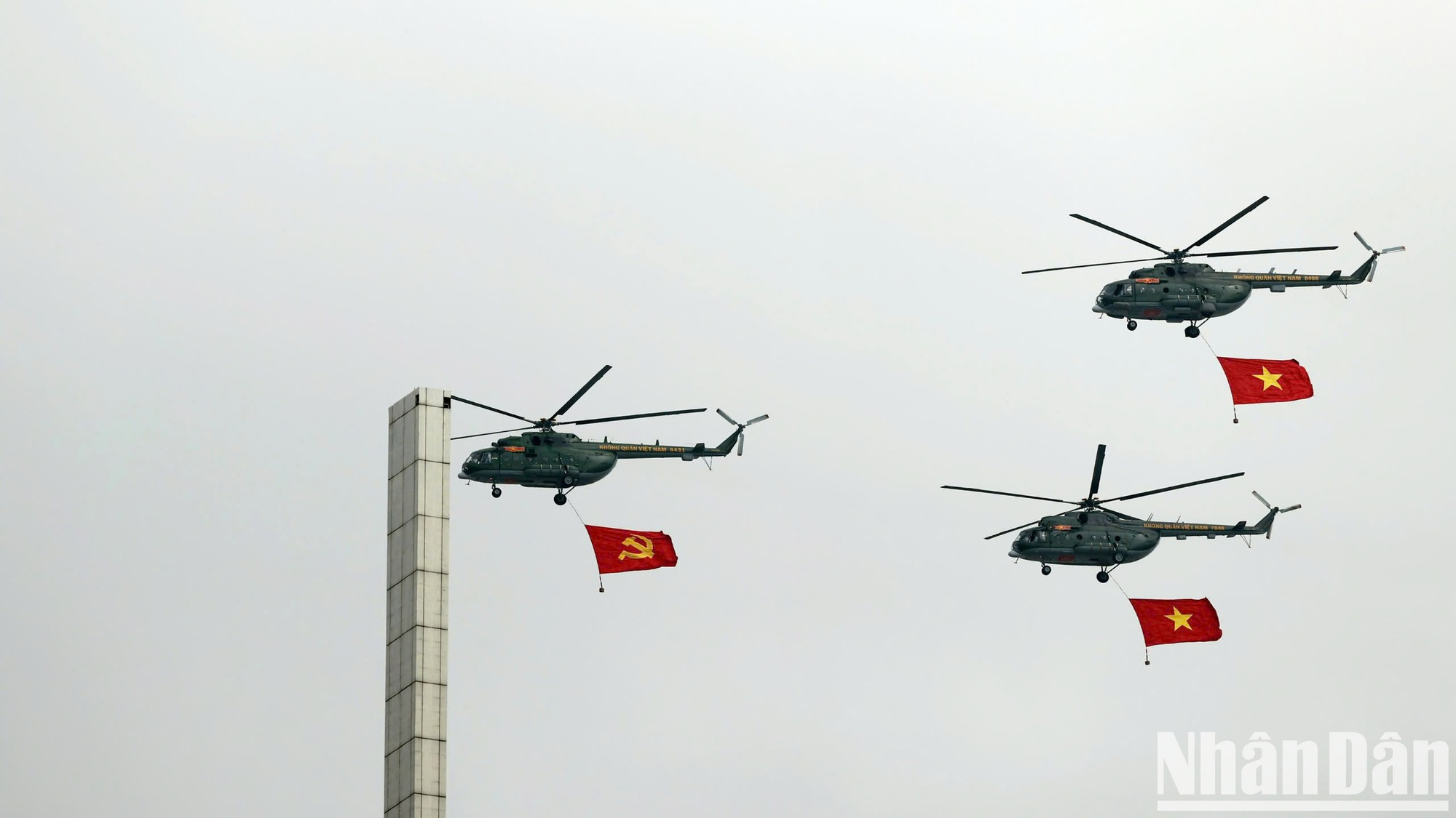A las 8:30 a.m.,decenas de helicópteros y aviones de combate de la fuerza aérea realizan un ejercicio de izamiento de bandera en el cielo de Ciudad Ho Chi Minh
