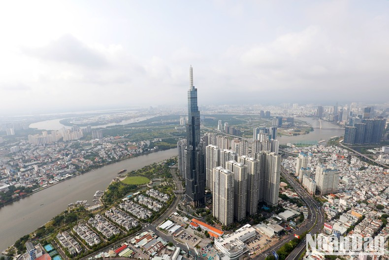 El edificio Landmark 81 junto al río Saigón. El edificio Landmark 81 junto al río Saigón.