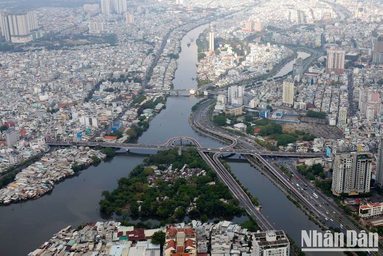 Vista aérea de la avenida Nguyen Van Cu y la calle Vo Van Kiet. Vista aérea de la avenida Nguyen Van Cu y la calle Vo Van Kiet.