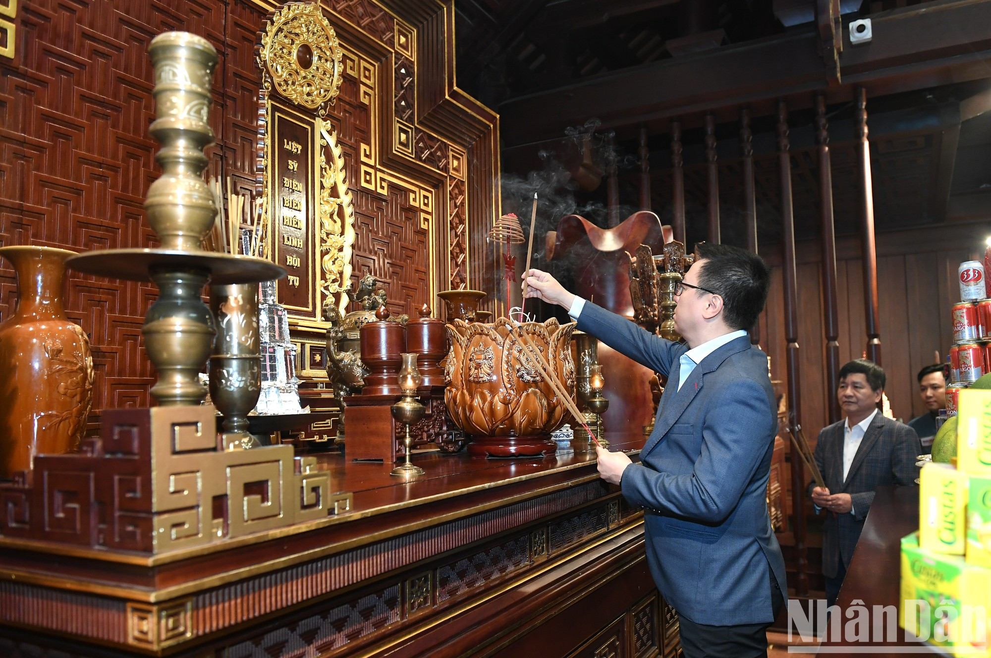 Quoc Minh ofreció inciensos en homenaje a los soldados caídos por la Patria.