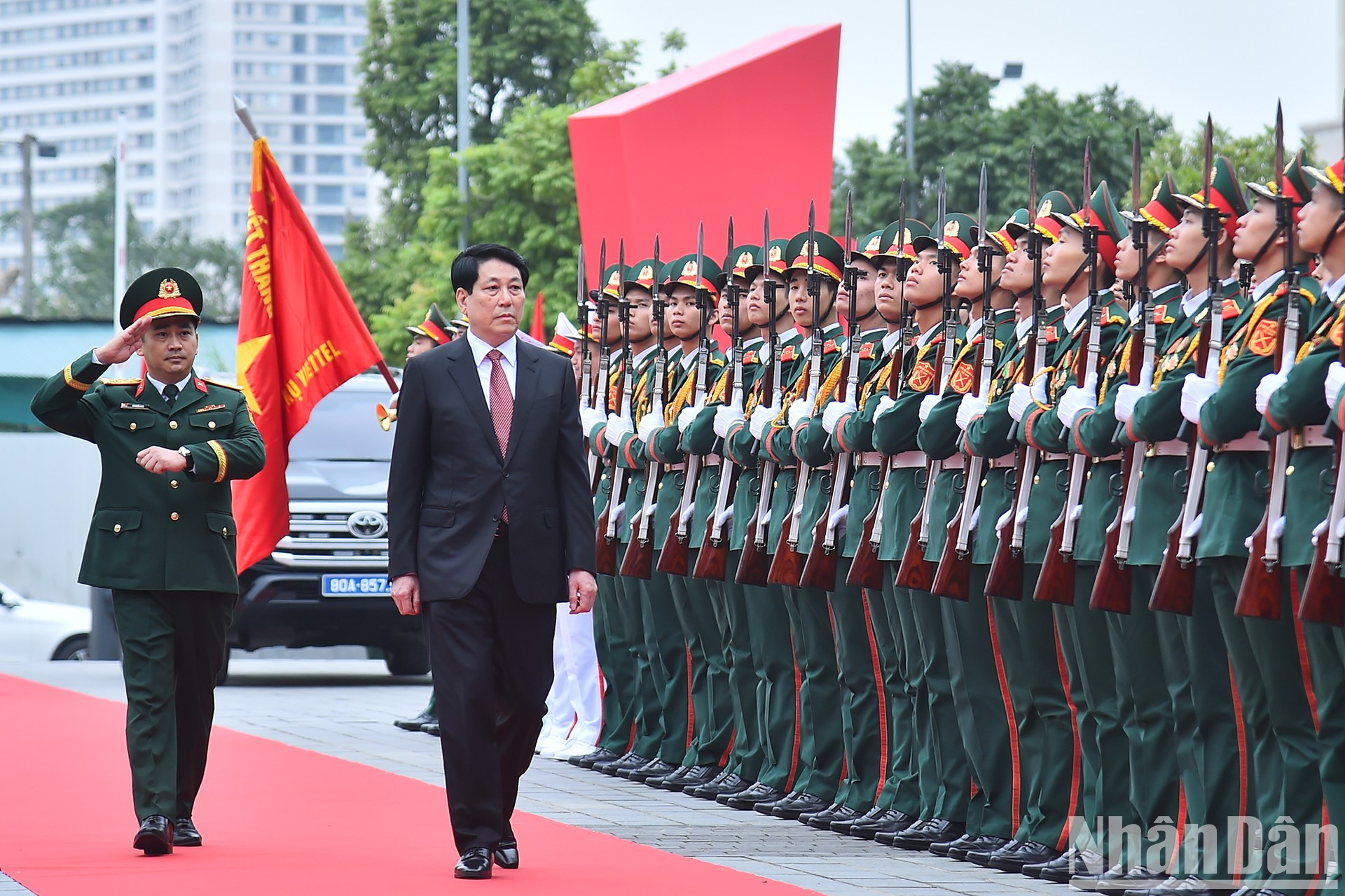 El presidente Luong Cuong pasa revista a la guardia de honor. El presidente Luong Cuong pasa revista a la guardia de honor.