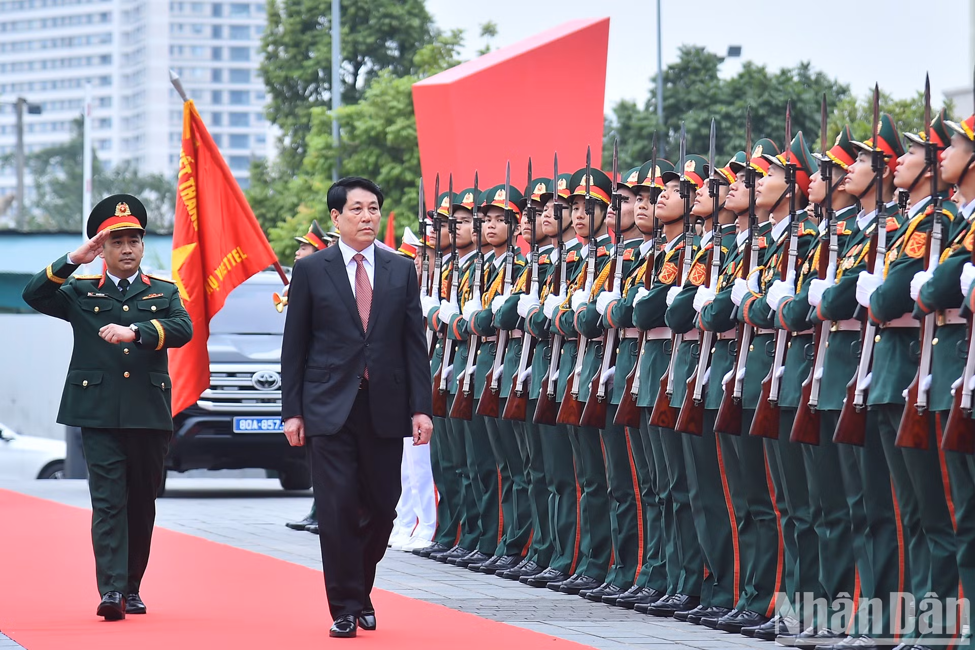 El presidente Luong Cuong pasa revista a la guardia de honor.
