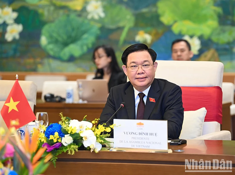 Dinh Hue habla en la cita. Dinh Hue habla en la cita.