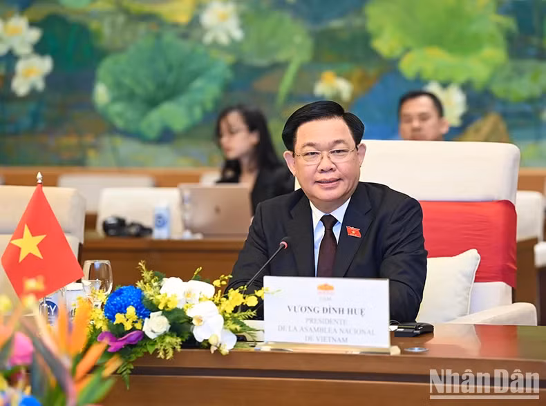 Dinh Hue habla en la cita.