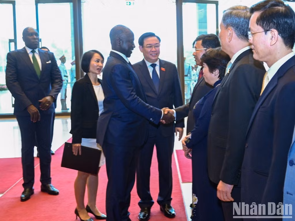 Dinh Hue presenta al visitante marfileño los delegados vietnamitas.