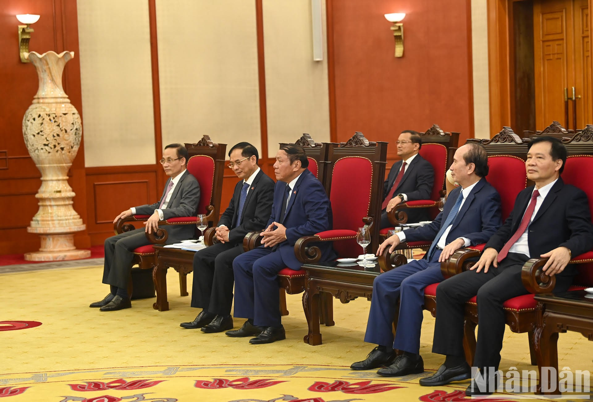 El jefe de Comisión de Asuntos Exteriores del Comité Central del PCV, Le Hoai Trung, el ministro de Relaciones Exteriores, Bui Thanh Son, el ministro de Cultura, Deportes y Turismo, Nguyen Van Hung, y otros delegados vietnamitas en la cita.