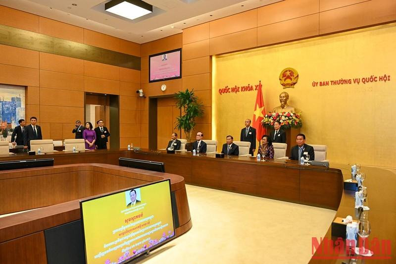 También visita la sala de reuniones de Tan Trao.