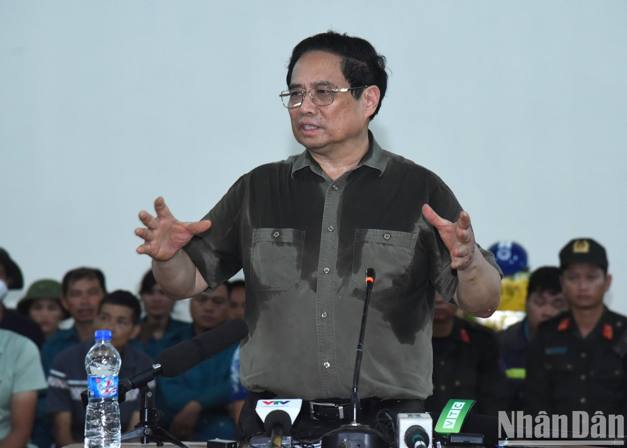 Minh Chinh instruye las labores de búsqueda y rescate en Lang Nu.