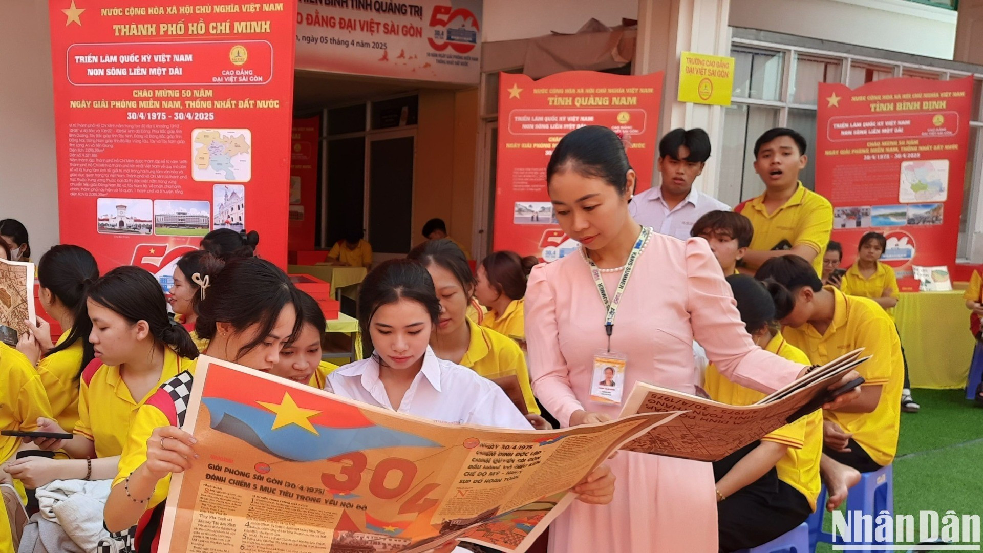 La profesora y los estudiantes del Colegio Dai Viet Saigón exploran la información del suplemento.